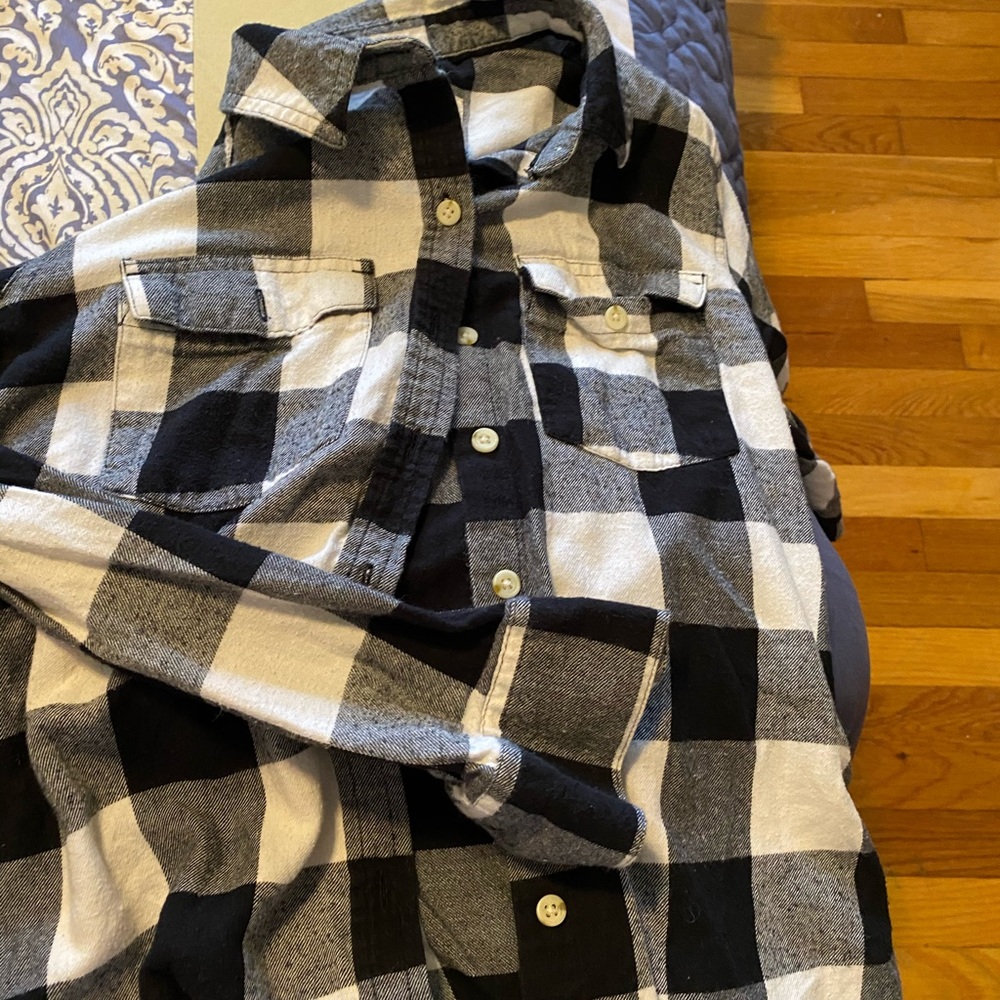 black and gray plaid shirt